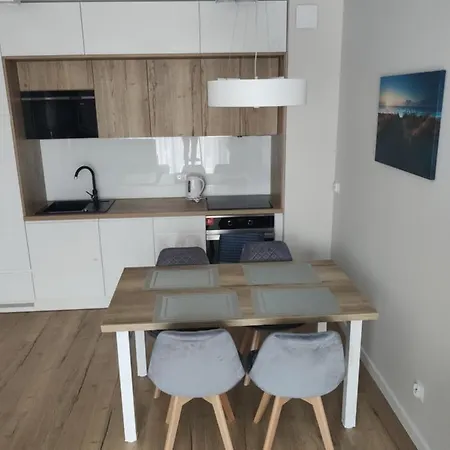 Szafir W Budynku Basenowym Morska Klifowa レバル