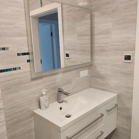 Szafir W Budynku Basenowym Morska Klifowa