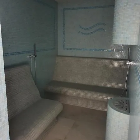 Szafir W Budynku Basenowym Morska Klifowa * レバル