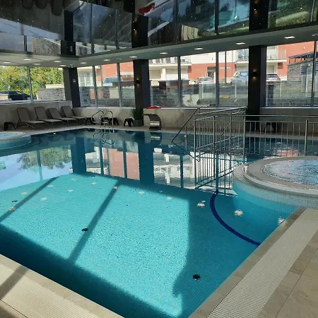 Szafir W Budynku Basenowym Morska Klifowa * レバル