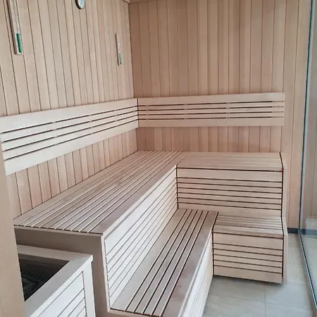 Szafir W Budynku Basenowym Morska Klifowa *