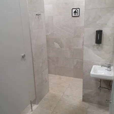 Szafir W Budynku Basenowym Morska Klifowa * レバル