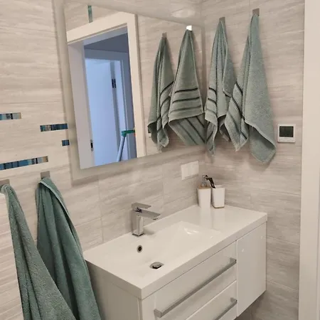 Szafir W Budynku Basenowym Morska Klifowa