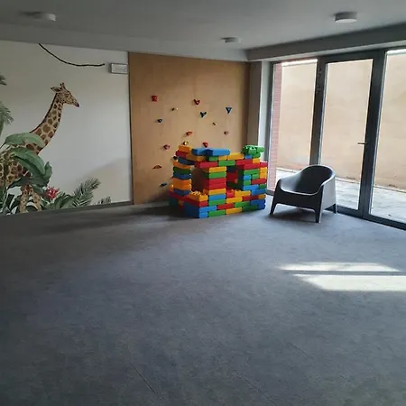 Szafir W Budynku Basenowym Morska Klifowa レバル