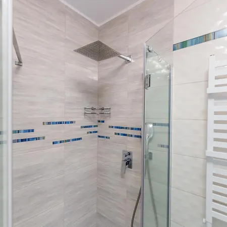 Szafir W Budynku Basenowym Morska Klifowa * Rewal