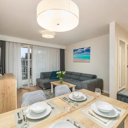 Szafir W Budynku Basenowym Morska Klifowa Rewal