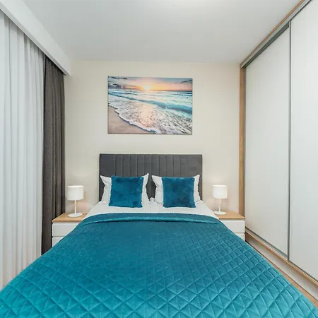 Szafir W Budynku Basenowym Morska Klifowa